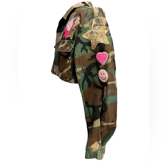 Upcycled Women's Woodland Fatigue Camo Cropped Jacket Top Valentine’s Patches - Picture 4 of 9